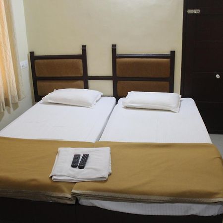 Anna Hotel Thiruvananthapuram Buitenkant foto