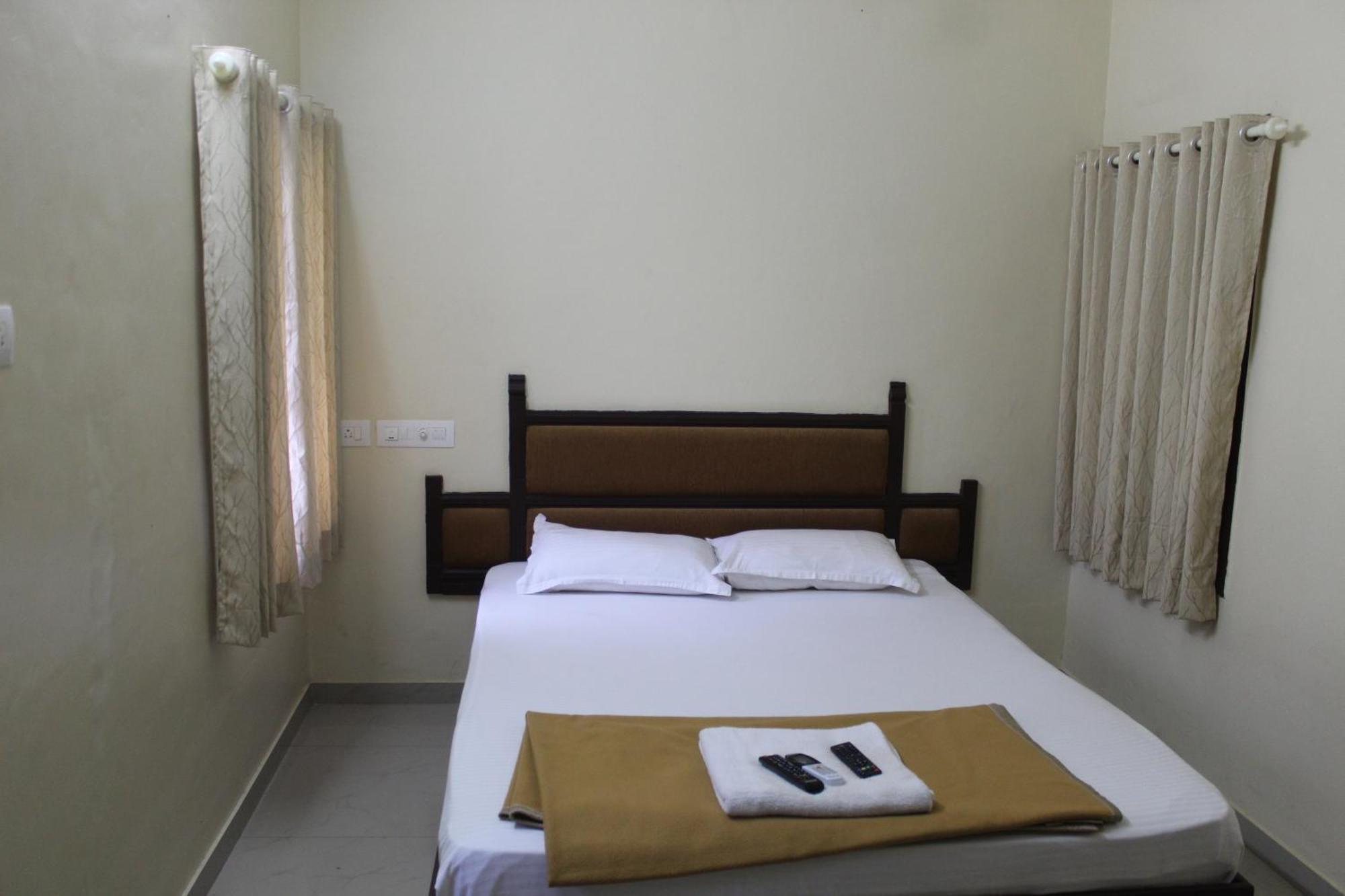 Anna Hotel Thiruvananthapuram Buitenkant foto
