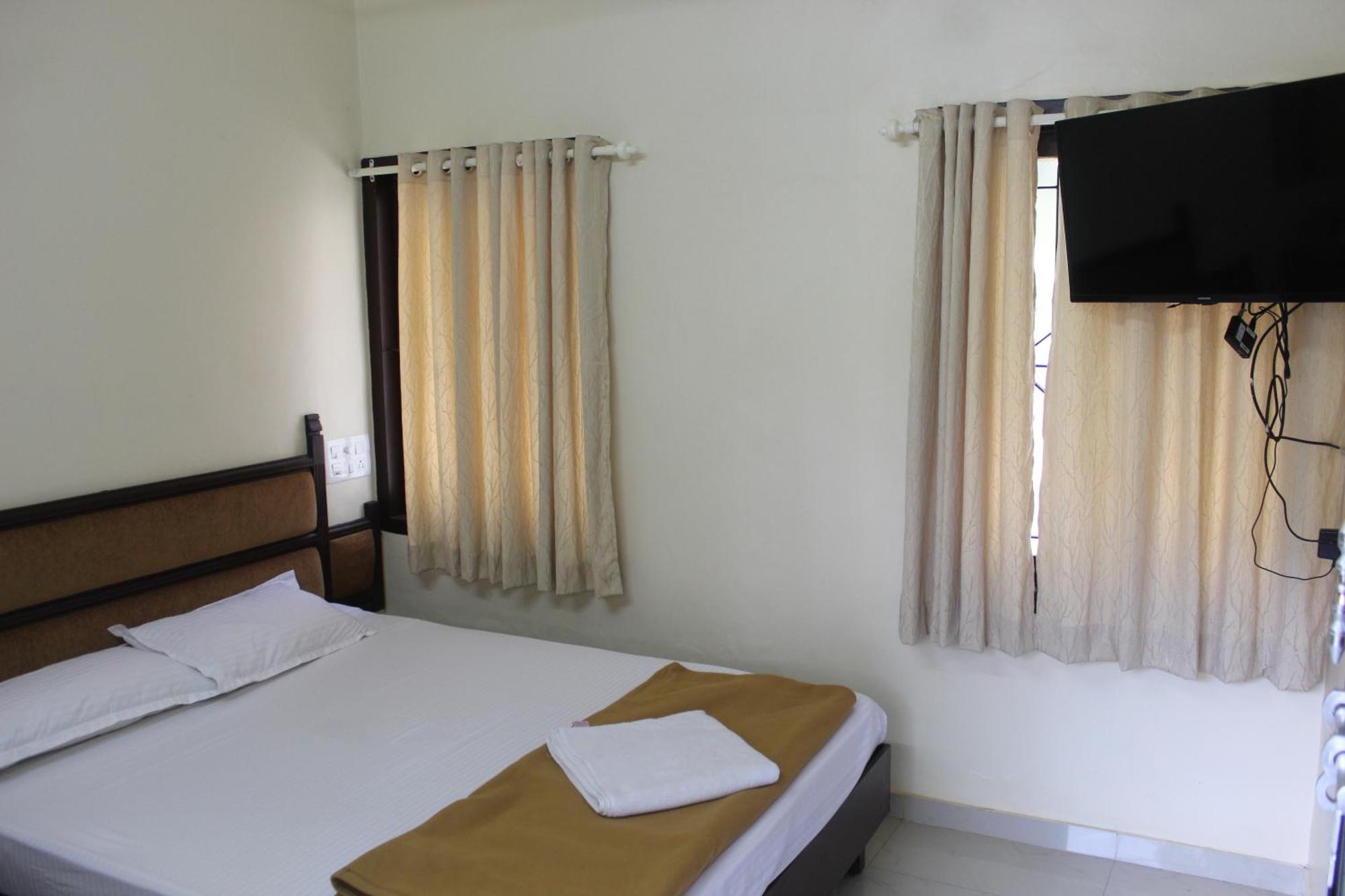 Anna Hotel Thiruvananthapuram Buitenkant foto