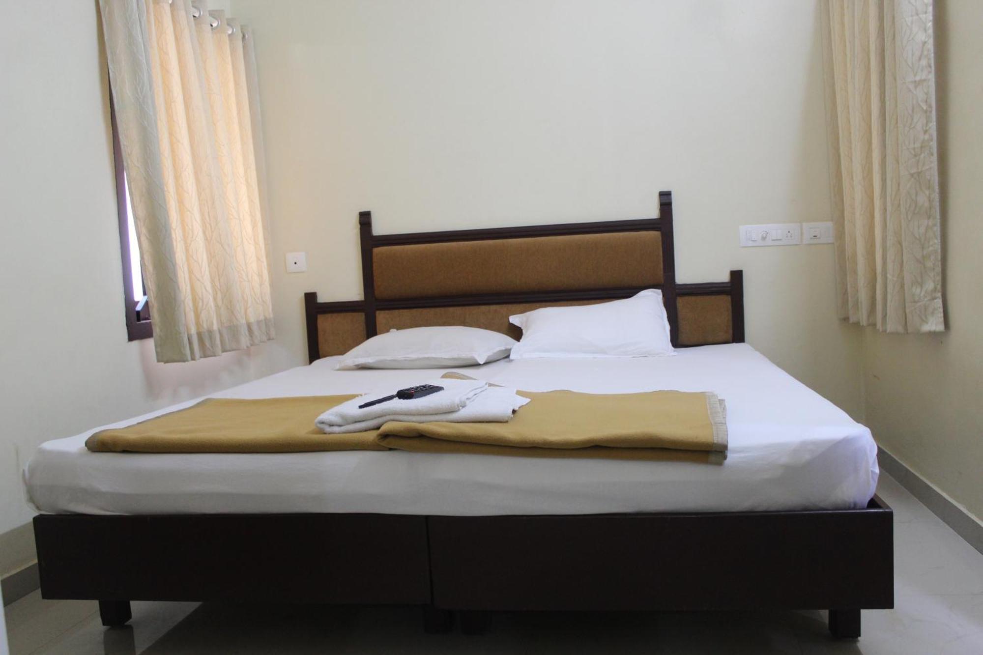 Anna Hotel Thiruvananthapuram Buitenkant foto