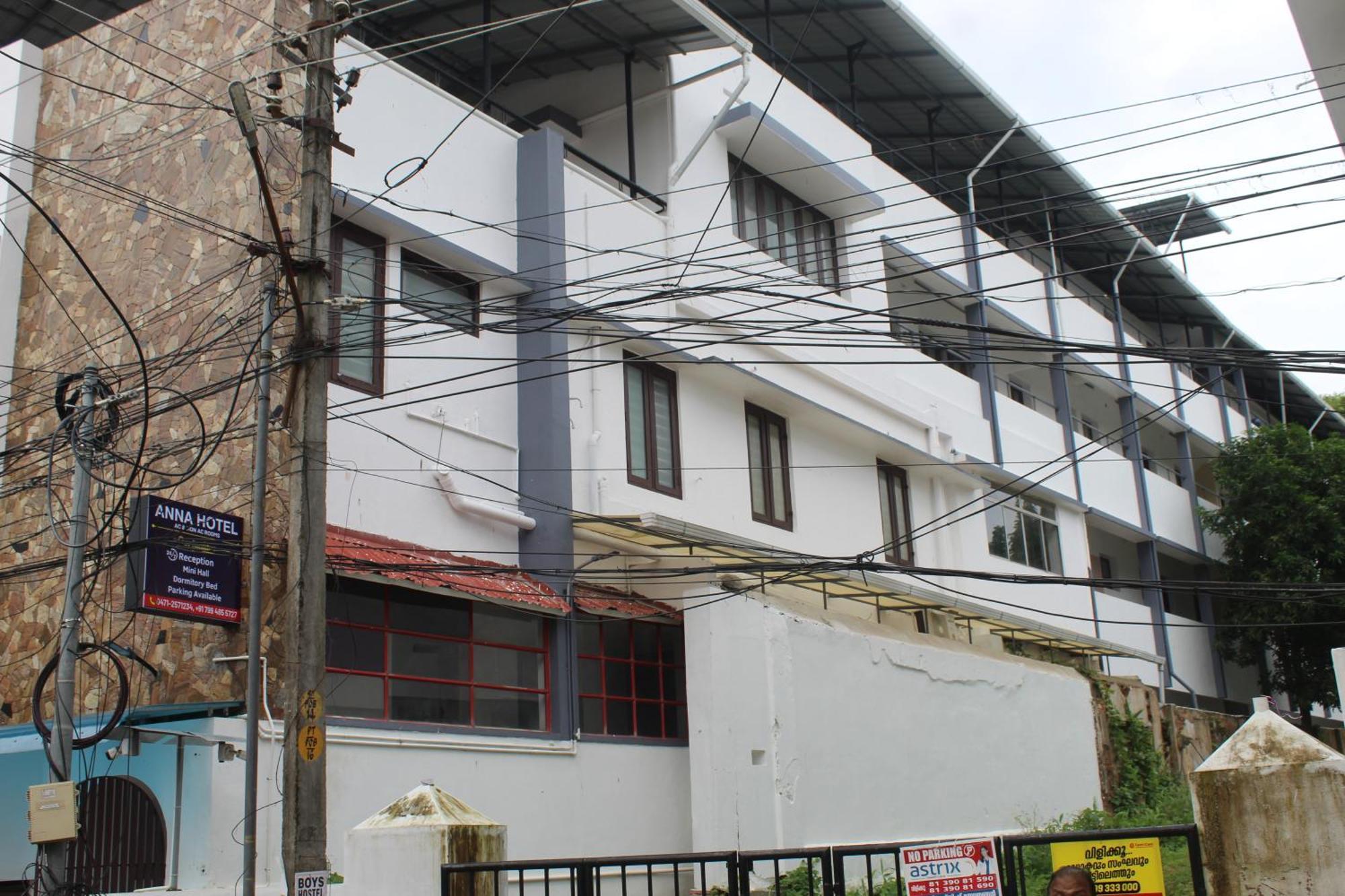 Anna Hotel Thiruvananthapuram Buitenkant foto