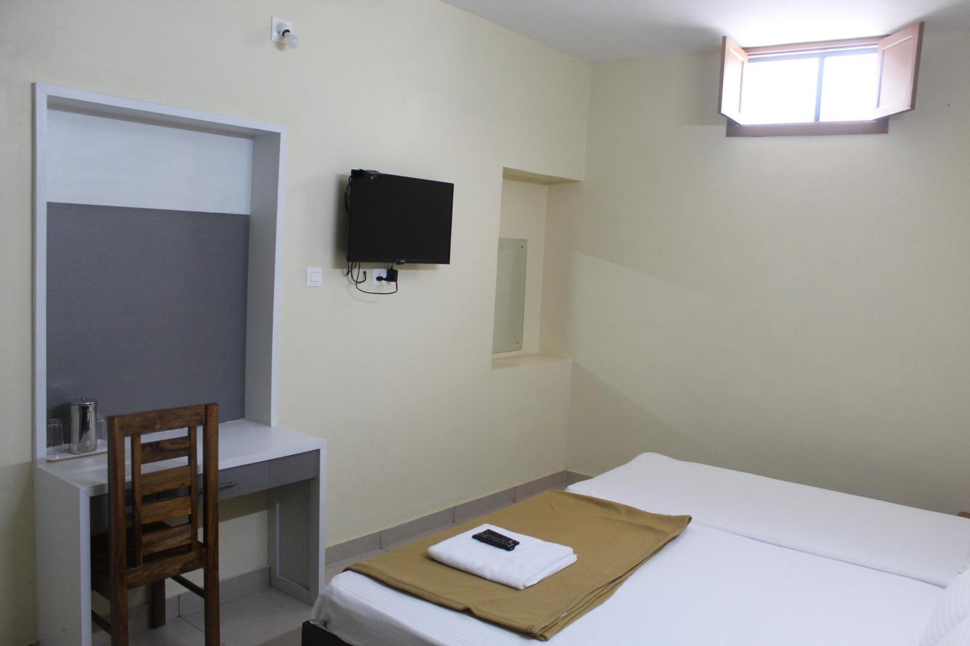 Anna Hotel Thiruvananthapuram Buitenkant foto
