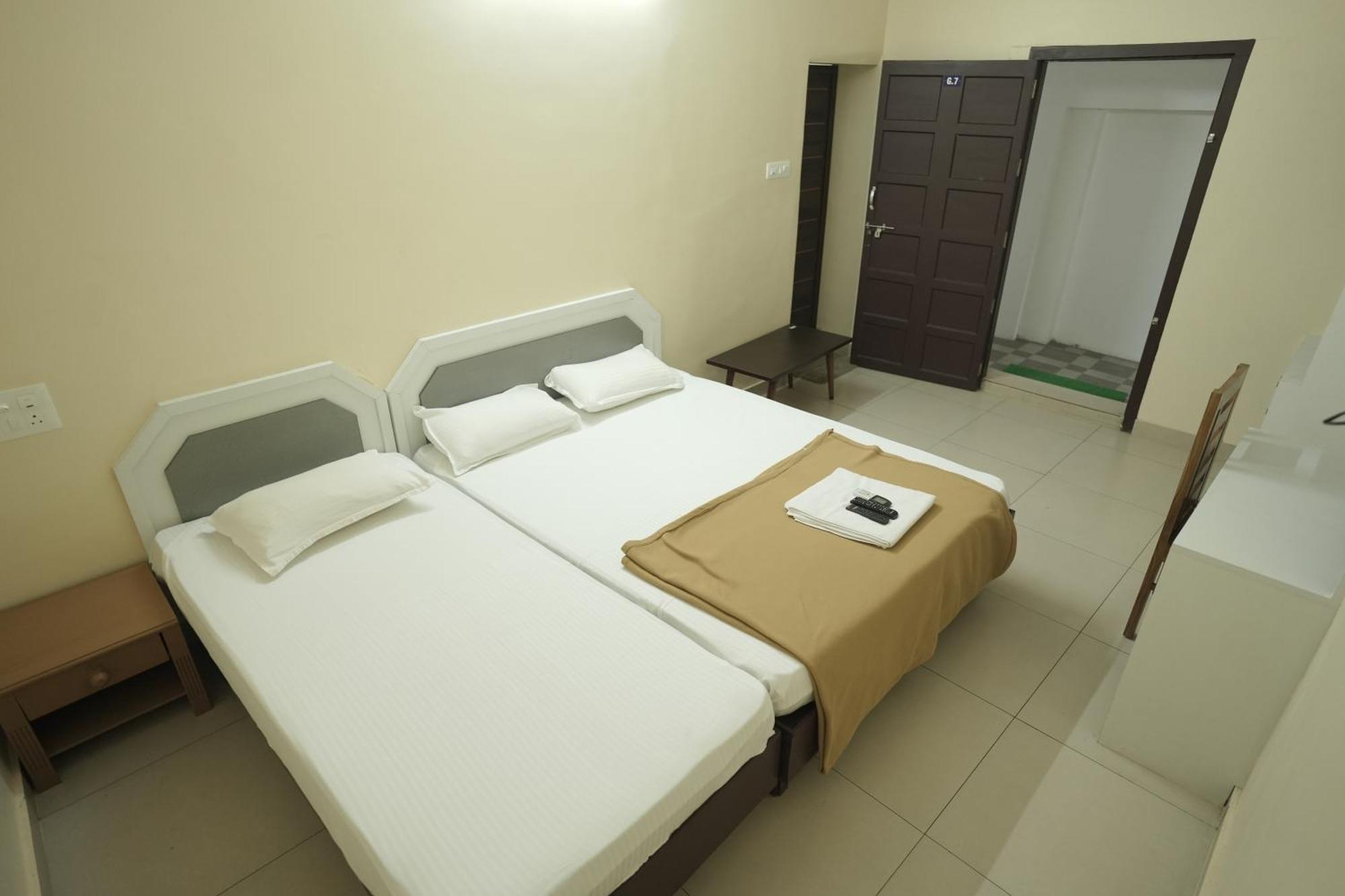 Anna Hotel Thiruvananthapuram Buitenkant foto