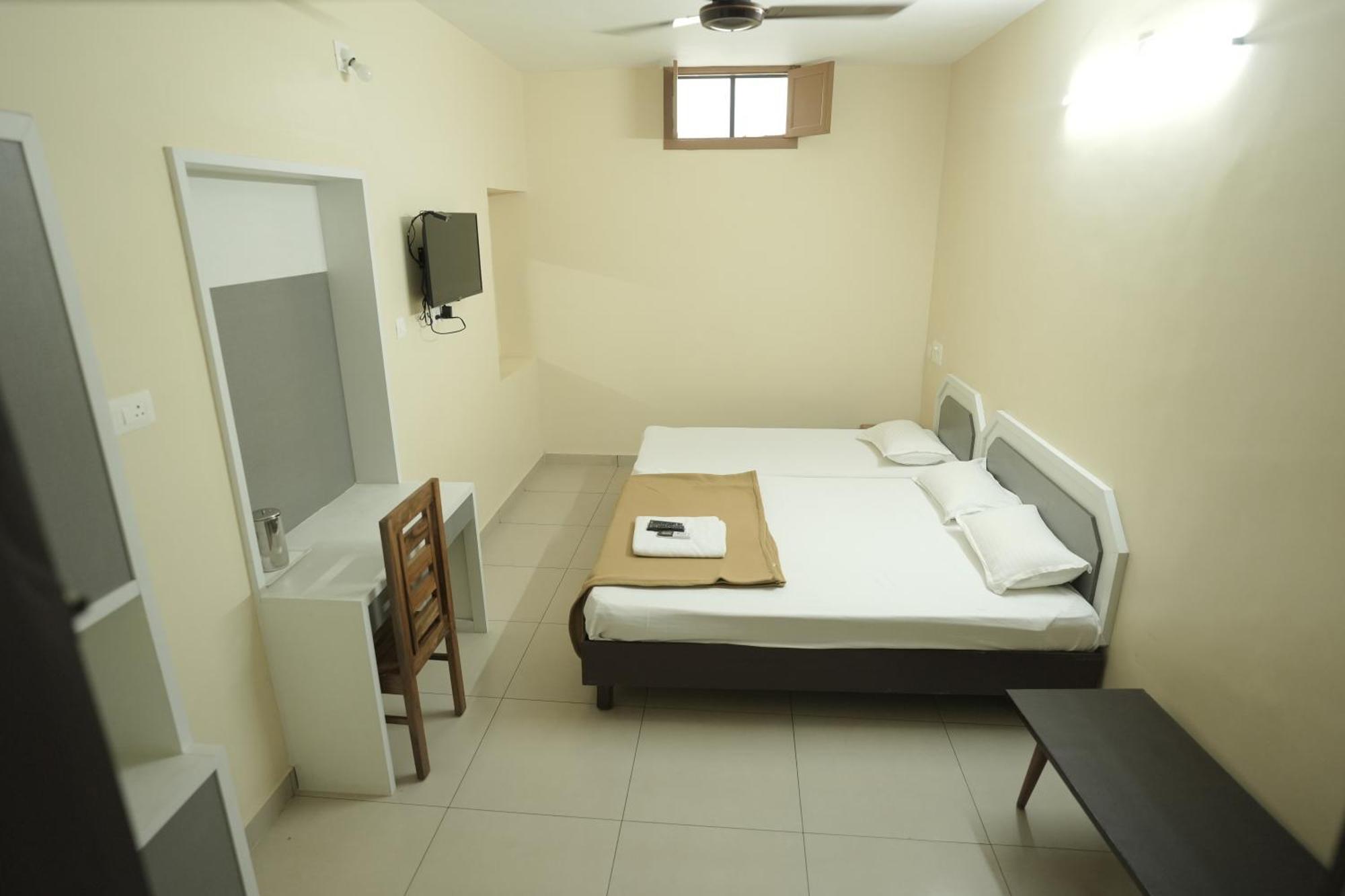 Anna Hotel Thiruvananthapuram Buitenkant foto