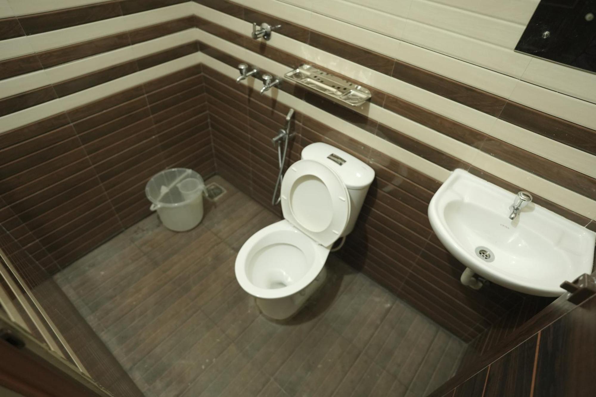Anna Hotel Thiruvananthapuram Buitenkant foto